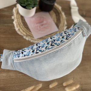 Sac banane en jean bleu clair et tissu feuillage bleu