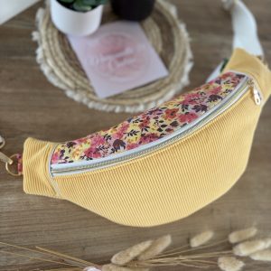 Sac banane en velours côtelé jaune et tissu à fleurs rose sur fond jaune