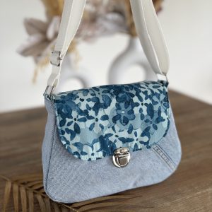 Sac à bandoulière en jean recyclé bleu clair et tissu à fleurs bleues