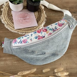 Sac banane en jean bleu clair et tissu à fleurs