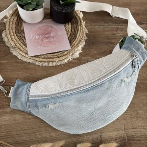 Sac banane en jean bleu clair et tissu blanc et argenté mandala