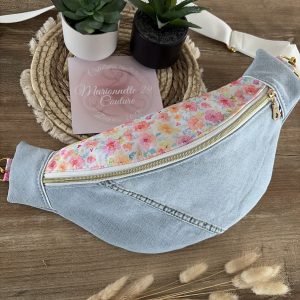 Sac banane en jean bleu clair et tissu à petites fleurs