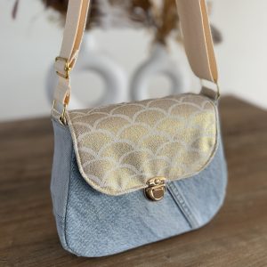 Sac à bandoulière unique en jean bleu et tissu écailles dorées