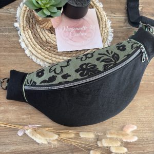 Sac banane unique et original en jean noir et tissu vert à fleurs