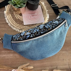 Sac banane unique et original en velours côtelé bleu et tissu à fleurs bleues
