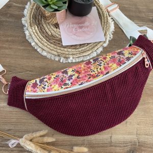 Sac banane unique et original en velours bordeaux et tissu à fleurs multicolores