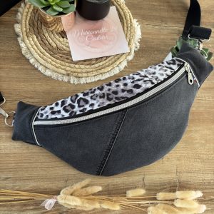 Sac banane unique et original en jean noir et tissu léopard gris