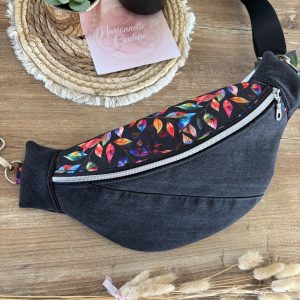 Sac banane unique et original en jean noir et tissu à feuilles multicolores